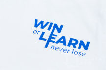 Белых футболки с логотипом «Win Of Learn»